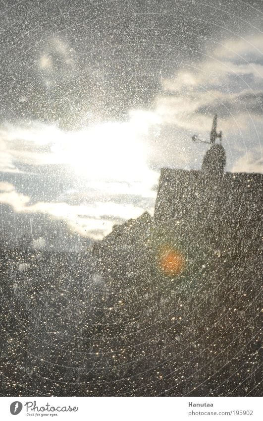 Ich sollte mal Fenster putzen... Wasser Wassertropfen Himmel Wolken Sonne Schönes Wetter schlechtes Wetter Regen Haus Dach Antenne Satellitenantenne chaotisch