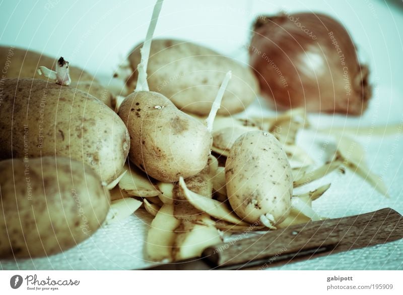 Deutsche Küche Lebensmittel Suppe Eintopf Kartoffeln Zwiebel Mittagessen Bioprodukte Messer Küchenarbeit Haushalt Sparschäler Hülle Küchentisch natürlich blau