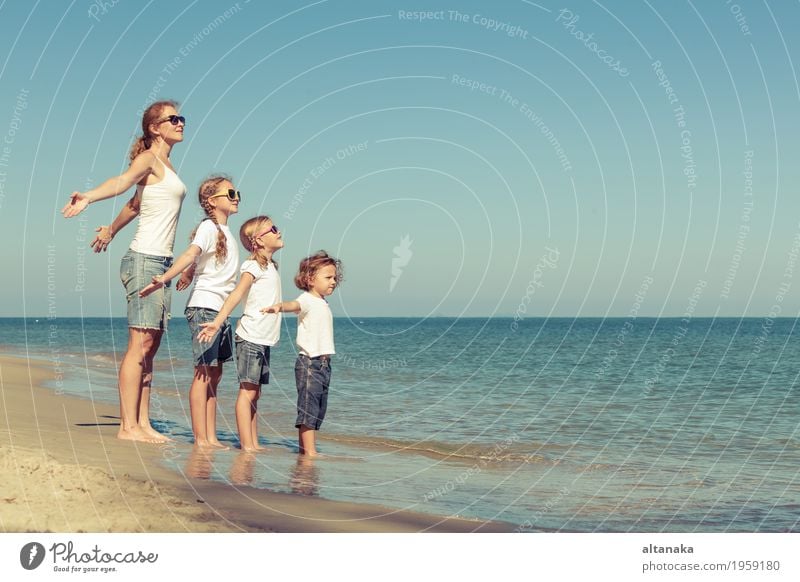 Mutter und Kinder spielen am Strand. Lifestyle Freude Leben Erholung Freizeit & Hobby Spielen Ferien & Urlaub & Reisen Ausflug Freiheit Sommer Sonne Meer Schule