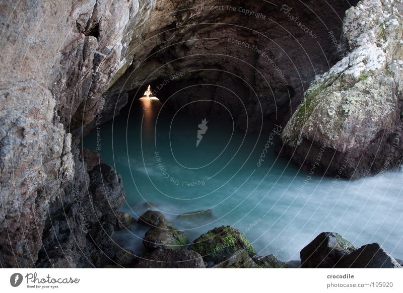 Felsenhöhle Umwelt Natur Landschaft Urelemente Wasser Sonnenlicht Wellen Küste Strand Meer Pazifik Christchurch Australien Aggression blau Farbfoto