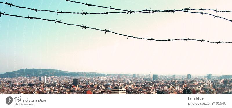 aussicht mit einschränkung Ferien & Urlaub & Reisen Ferne Freiheit Wolkenloser Himmel Sommer Schönes Wetter Hügel Barcelona Skyline Stacheldraht