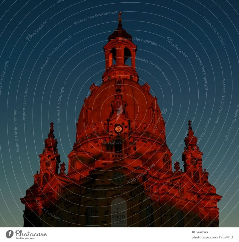 Alpenglühen... Dresden Stadt Stadtzentrum Kirche Kuppeldach Sehenswürdigkeit Wahrzeichen Denkmal Frauenkirche glänzend groß rot Güte Hilfsbereitschaft Glaube