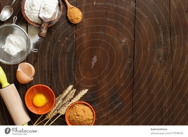 Zutaten und Utensilien zum Backen Dessert Kräuter & Gewürze Schalen & Schüsseln Tisch Küche Holz frisch braun weiß Hintergrund backen Bäckerei blanko Holzplatte