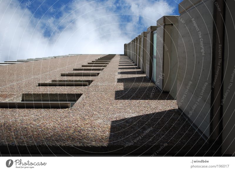 Hochkämpfen Stadtrand bevölkert überbevölkert Hochhaus Mauer Wand Fassade Balkon Fenster alt Farbfoto Außenaufnahme Strukturen & Formen Menschenleer Tag