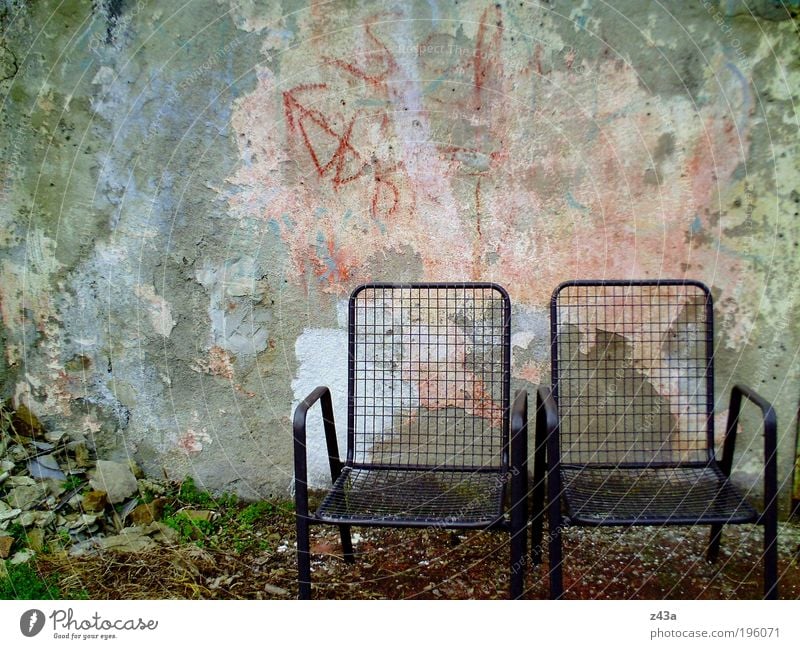 Mein Platz an der Sonne Garten Stuhl Menschenleer Mauer Wand Fassade Terrasse Gartenstuhl Beton alt dreckig dunkel kalt Kapitalwirtschaft Misserfolg Zukunft