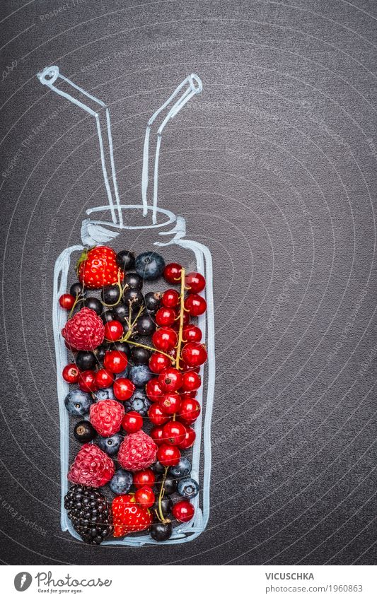 Gemalte Flasche mit frischen verschiedenen Beeren für Smoothie Lebensmittel Frucht Ernährung Bioprodukte Vegetarische Ernährung Diät Getränk Erfrischungsgetränk