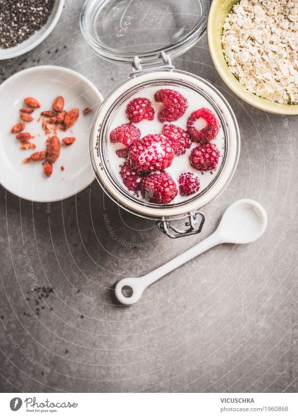 Gesundes Frühstück im Glas mit Joghurt und Beeren Lebensmittel Milcherzeugnisse Frucht Dessert Ernährung Geschirr Löffel Lifestyle Stil Gesundheit