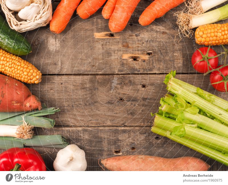 Gemüse auf einem Holztisch Lebensmittel Bioprodukte Sommer Gesundheit lecker onion produce table pepper Paprika agriculture green red diet organic garlic