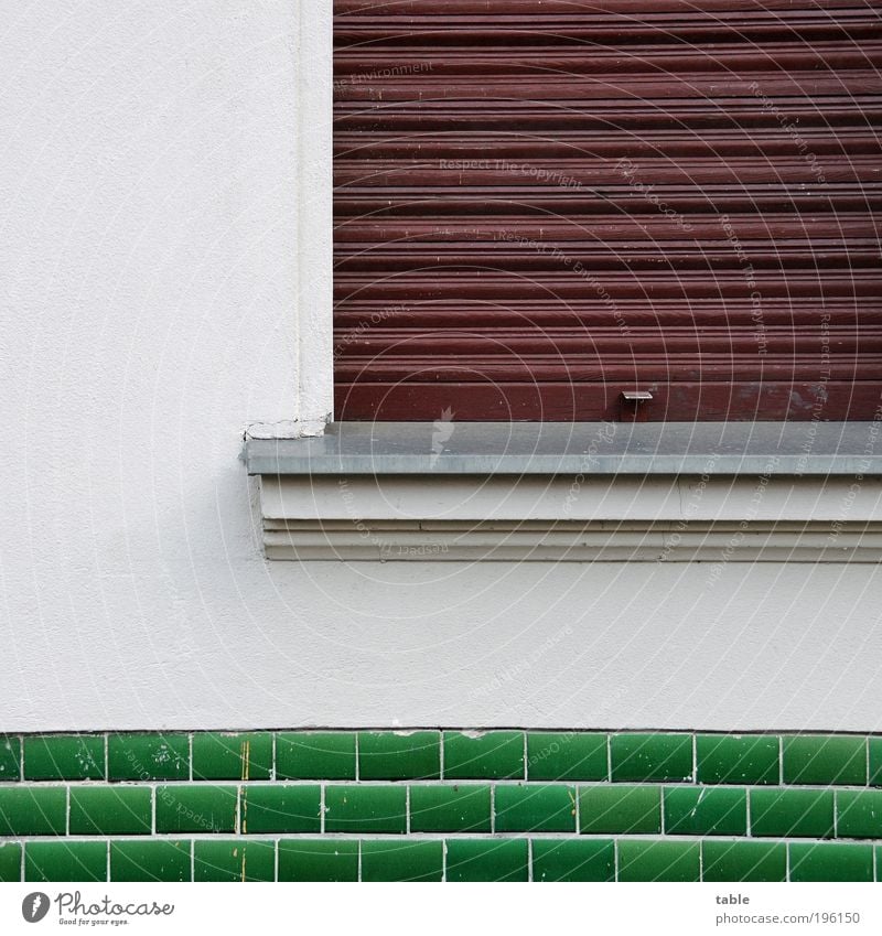 Schließtag Häusliches Leben Haus Mauer Wand Fassade Fenster Rollladen Fliesen u. Kacheln Fensterbrett Fenstersims Stein Holz Metall alt neu braun grün weiß