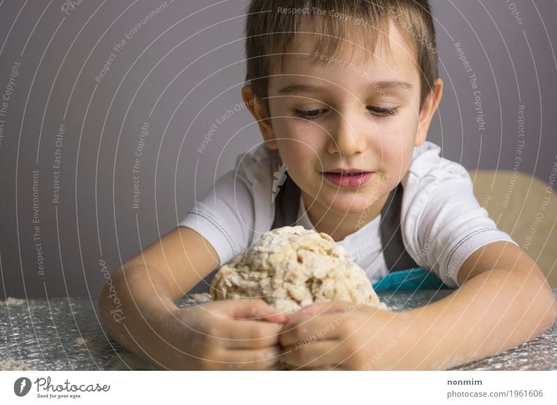 Kleiner Junge knetet rohen Pizzateig und macht eine Umarmung Teigwaren Backwaren Brot Küche Kind Schule Kindheit machen klein niedlich unschuldig reizvoll