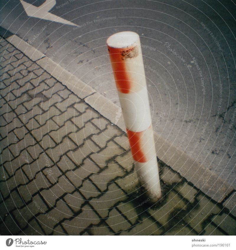 Pfeiler Stadt Verkehr Verkehrswege Fußgänger Straße Wege & Pfade Bürgersteig Säule Beton Backstein Farbfoto Außenaufnahme Lomografie Muster Strukturen & Formen