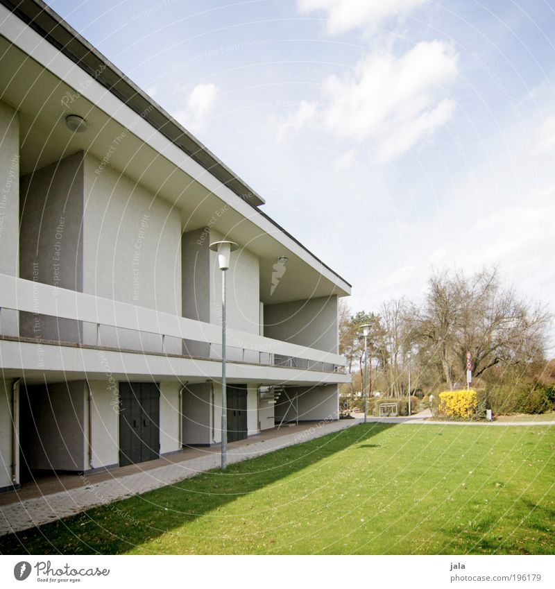 Schattenseite Pflanze Baum Park Wiese Stadtrand Haus Bauwerk Gebäude Architektur Treppe Fassade ästhetisch gut Laterne Farbfoto Außenaufnahme Menschenleer Tag