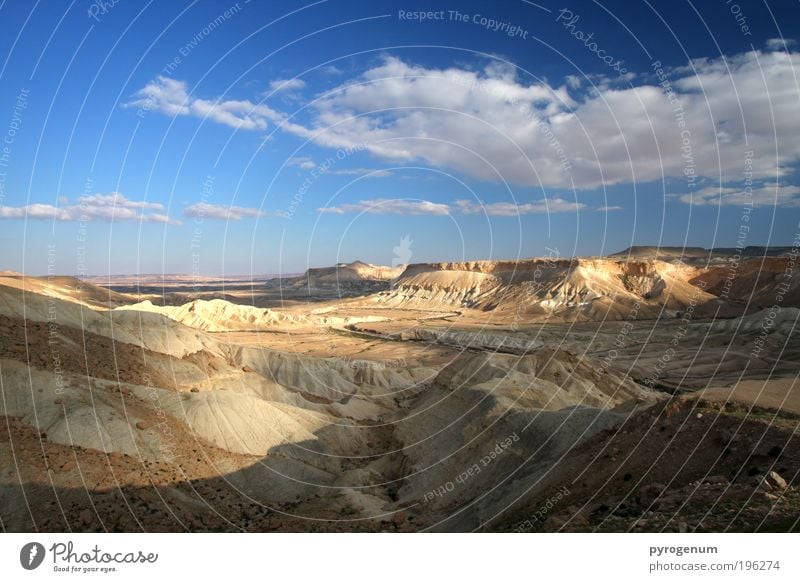 Krater Landschaft Erde Sand Himmel Horizont Schönes Wetter Wüste blau braun Farbfoto Außenaufnahme Menschenleer Abend Licht Schatten Kontrast Sonnenlicht