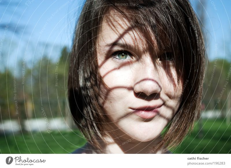 schatten schön Haare & Frisuren feminin Junge Frau Jugendliche Kopf Gesicht Auge Nase Mund Lippen 1 Mensch Natur Sommer Schönes Wetter Gras Park brünett Pony