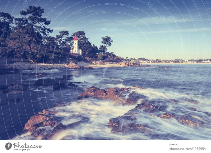 Rotkäppchen und das Meer Wasser Himmel Felsen Wellen Küste Frankreich Leuchtturm historisch maritim schön blau braun rot weiß Idylle Schutz Farbfoto mehrfarbig