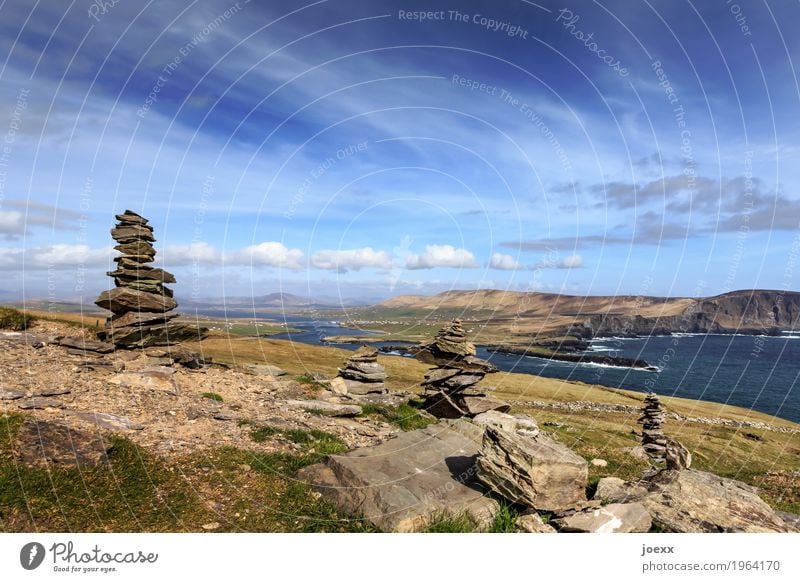 Da sein wandern Landschaft Himmel Wolken Schönes Wetter Hügel Felsen Wellen Meer Insel Republik Irland Valentia Island Stein hoch schön blau grün weiß ruhig