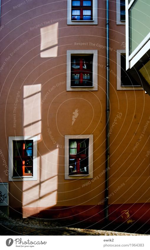 Geflimmer Bautzen Lausitz Deutschland Kleinstadt Stadtzentrum Altstadt bevölkert Haus Gebäude Mauer Wand Fassade Balkon Fenster Dachrinne Straße