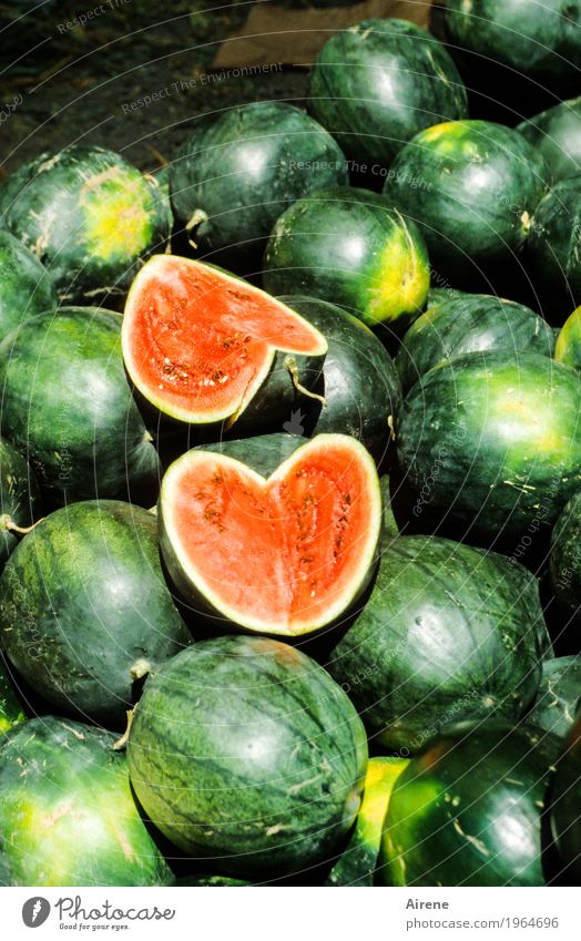 teile! Lebensmittel Frucht Melonen Wassermelone Bioprodukte Vegetarische Ernährung Fasten Herz kaufen frisch Gesundheit grün rot genießen teilen geschnitten