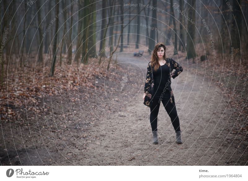 Anne feminin Frau Erwachsene 1 Mensch Wald T-Shirt Hose Jacke Stiefel brünett langhaarig beobachten festhalten Blick stehen warten schön selbstbewußt Coolness