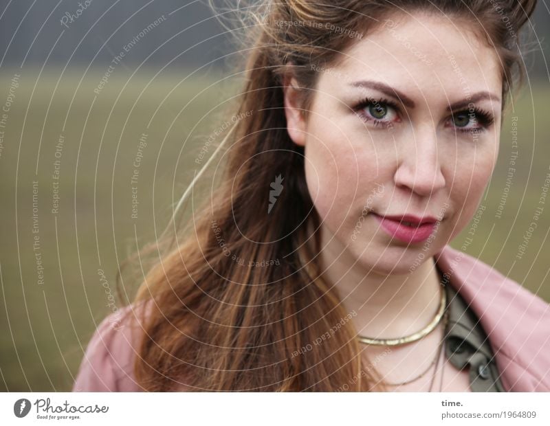 Anne feminin Frau Erwachsene 1 Mensch Park Wald Hemd Jacke Schmuck brünett langhaarig beobachten Blick warten schön selbstbewußt Wachsamkeit geduldig