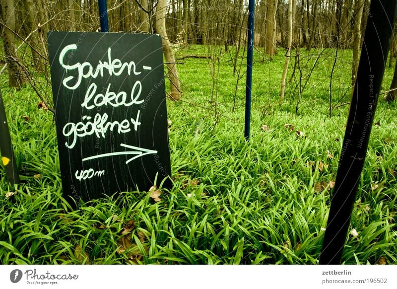 Gartenlokal geöffnet 400m Natur April Erholung Frühling Park Wald Waldspaziergang Schilder & Markierungen Tafel Speisetafel Information Kreide gartenlokal Lokal