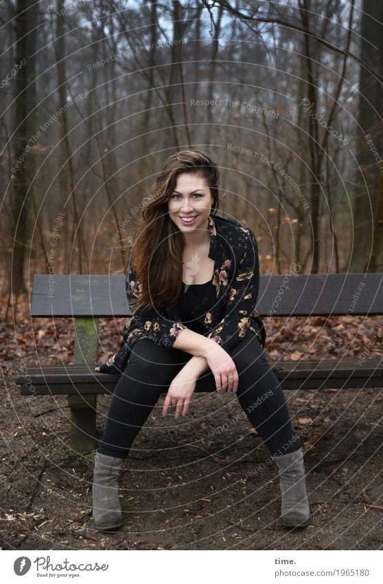 Anne feminin Frau Erwachsene 1 Mensch Wald Hose Jacke Stiefel brünett langhaarig Bank beobachten Lächeln lachen Blick sitzen warten Freundlichkeit Fröhlichkeit