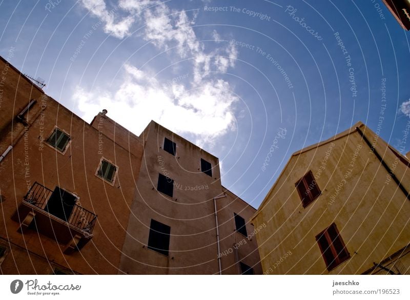 Schattenseite Himmel Wolkenloser Himmel Klima Wetter Schönes Wetter Italien Dorf Stadt Haus Platz Gebäude Architektur Fassade dunkel kalt trist Einsamkeit