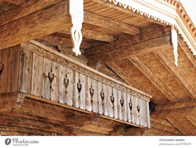 Viel Holz vor der Hütte Ferien & Urlaub & Reisen Winterurlaub Berge u. Gebirge Handwerk Dorf Haus Einfamilienhaus Fassade Balkon Kitsch nachhaltig Idylle