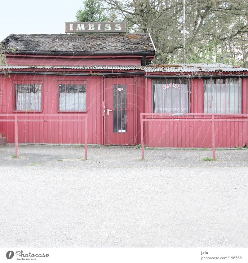 zeit für ein imbiss Ernährung Haus Hütte Platz Bauwerk Gebäude Fenster Tür Dach alt trist rot Imbiss Farbfoto Gedeckte Farben Außenaufnahme Menschenleer