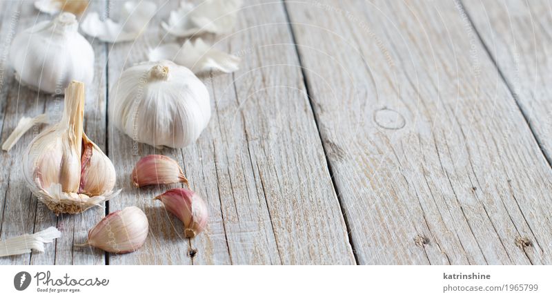 Organischer Knoblauch auf dem alten Holztischabschluß oben Gemüse Kräuter & Gewürze Vegetarische Ernährung Tisch frisch grau weiß Verfall Knolle Gewürznelke