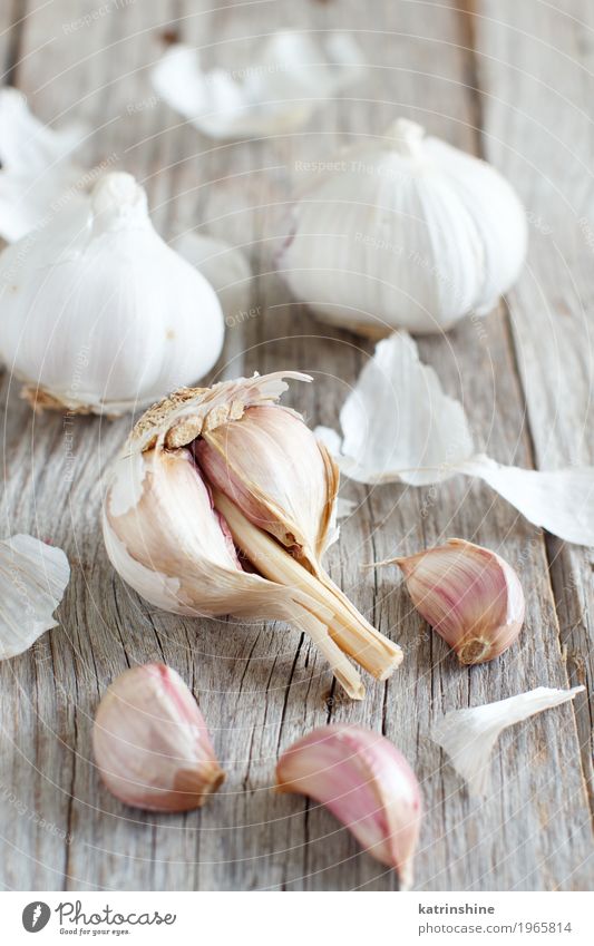 Organischer Knoblauch auf dem alten Holztischabschluß oben Gemüse Kräuter & Gewürze Vegetarische Ernährung Tisch frisch grau weiß Verfall Knolle Gewürznelke