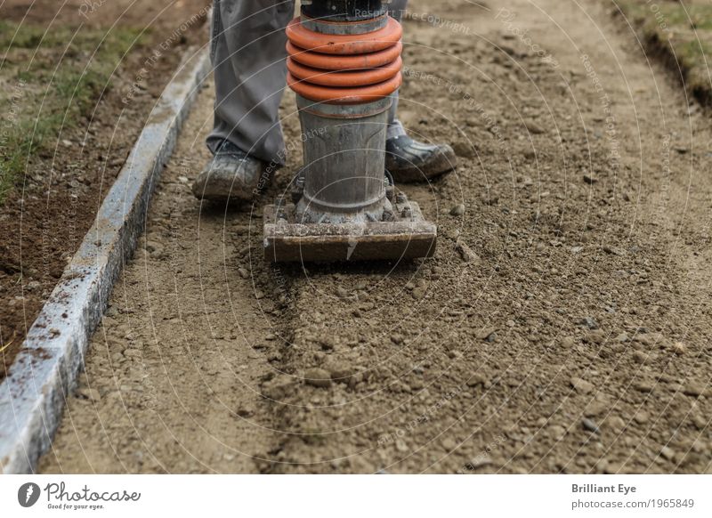 Platt machen Garten Beruf Handwerker Baustelle Baumaschine Mensch Beine 1 Natur Erde Arbeit & Erwerbstätigkeit laufen standhaft Bewegung Richtung stampfer