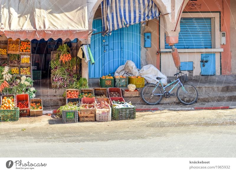 frisch kaufen Handel tiznit Marokko Kleinstadt Fußgängerzone Menschenleer Haus Marktplatz Mauer Wand Tür blau orange Farbfoto Außenaufnahme Textfreiraum unten