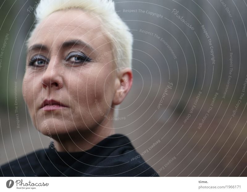 . feminin Frau Erwachsene 1 Mensch Wald Jacke blond kurzhaarig beobachten Denken Blick lernen warten authentisch dunkel schön selbstbewußt Coolness Kraft Mut