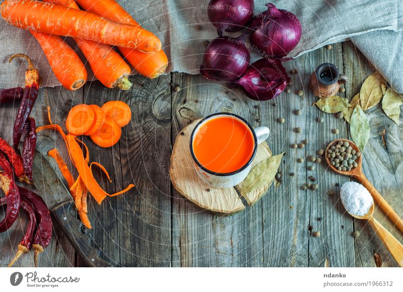 Frischer Saft im Eisenbecher Lebensmittel Gemüse Kräuter & Gewürze Ernährung Vegetarische Ernährung Diät Getränk Erfrischungsgetränk Tasse Becher Tisch Natur