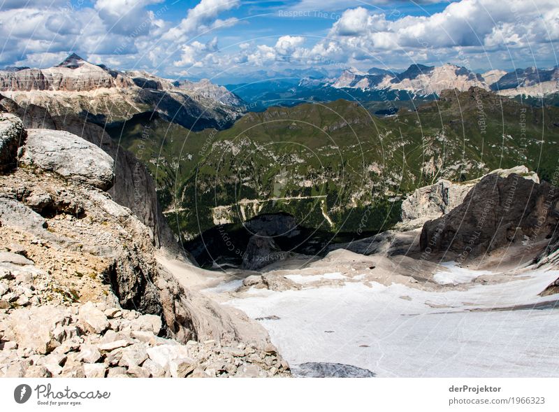 Schneefeld und sonnige Aussicht in den Dolomiten Zentralperspektive Starke Tiefenschärfe Sonnenstrahlen Sonnenlicht Lichterscheinung Silhouette Kontrast