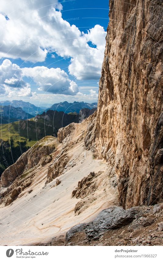 Sonnige Aussicht an der Felswand in den Dolomiten Zentralperspektive Starke Tiefenschärfe Sonnenstrahlen Sonnenlicht Lichterscheinung Silhouette Kontrast