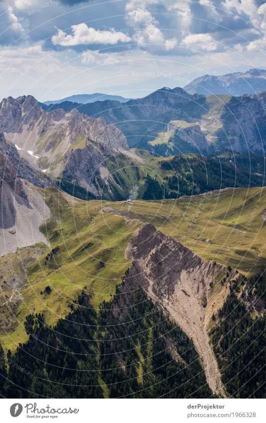 Schöne Aussicht in den Dolomiten Zentralperspektive Starke Tiefenschärfe Sonnenstrahlen Sonnenlicht Lichterscheinung Silhouette Kontrast Schatten Tag