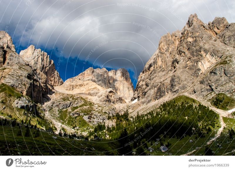 Wolkige und sonnige Aussicht in den Dolomiten Zentralperspektive Starke Tiefenschärfe Sonnenstrahlen Sonnenlicht Lichterscheinung Silhouette Kontrast Schatten