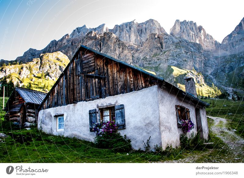 Hütte mit Aussicht in den Dolomiten Zentralperspektive Starke Tiefenschärfe Sonnenstrahlen Sonnenlicht Lichterscheinung Silhouette Kontrast Schatten Tag