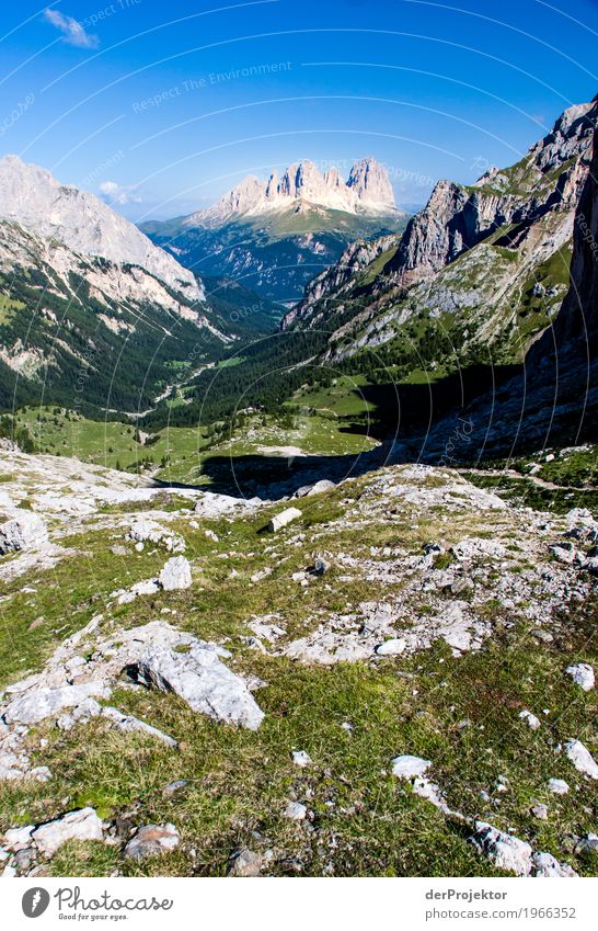 Schatten in den Dolomiten Zentralperspektive Starke Tiefenschärfe Sonnenstrahlen Sonnenlicht Lichterscheinung Silhouette Kontrast Tag Textfreiraum oben