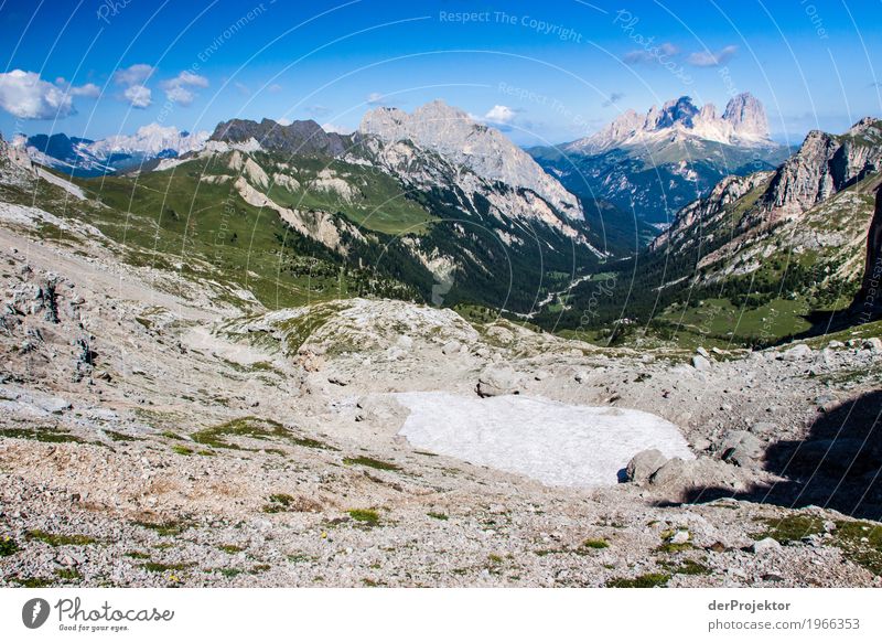 Schneefeld mit Aussicht in den Dolomiten Zentralperspektive Starke Tiefenschärfe Sonnenstrahlen Sonnenlicht Lichterscheinung Silhouette Kontrast Schatten Tag