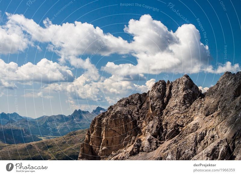 Aussicht mit Wolken in den Dolomiten Zentralperspektive Starke Tiefenschärfe Sonnenstrahlen Sonnenlicht Lichterscheinung Silhouette Kontrast Schatten Tag