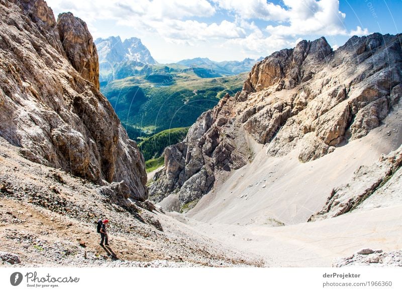 Wandern mit Panorama in den Dolomiten Zentralperspektive Starke Tiefenschärfe Sonnenstrahlen Sonnenlicht Lichterscheinung Silhouette Kontrast Schatten Tag