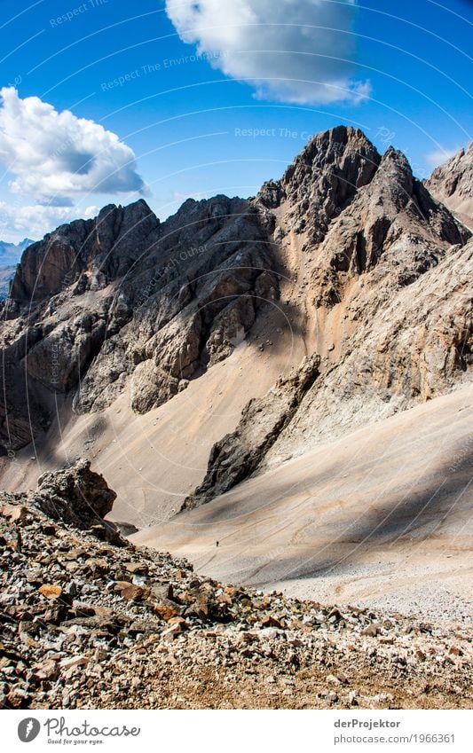 Aussicht mit Wolken und Schatten in den Dolomiten Zentralperspektive Starke Tiefenschärfe Sonnenstrahlen Sonnenlicht Lichterscheinung Silhouette Kontrast Tag