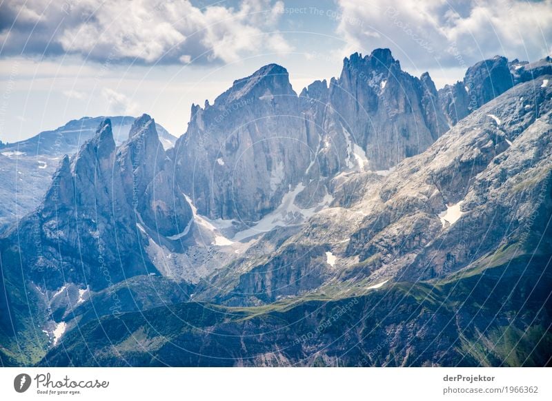 Aussicht mit Wolken in den Dolomiten Zentralperspektive Starke Tiefenschärfe Sonnenstrahlen Sonnenlicht Lichterscheinung Silhouette Kontrast Schatten Tag