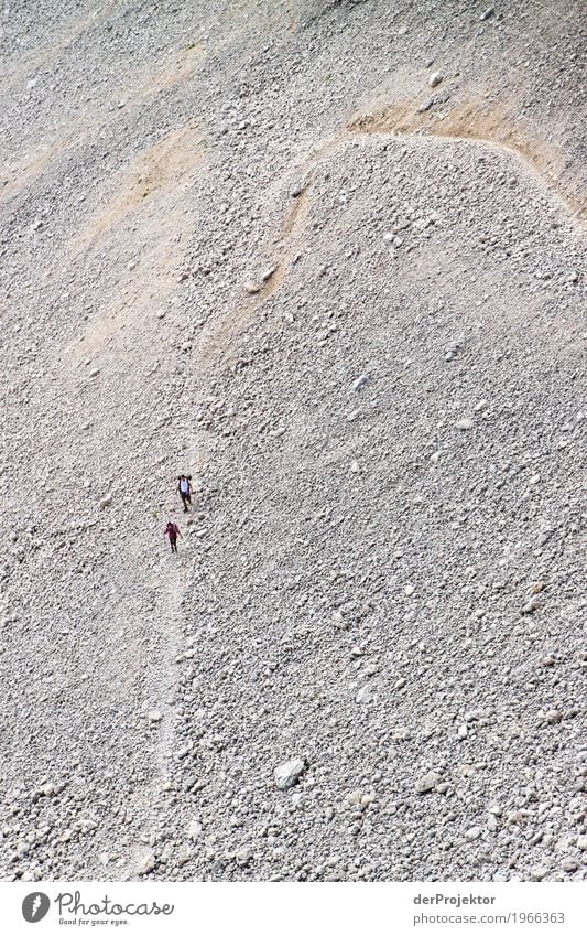 Wandern in den Dolomiten Zentralperspektive Starke Tiefenschärfe Sonnenstrahlen Sonnenlicht Lichterscheinung Silhouette Kontrast Schatten Tag Textfreiraum oben