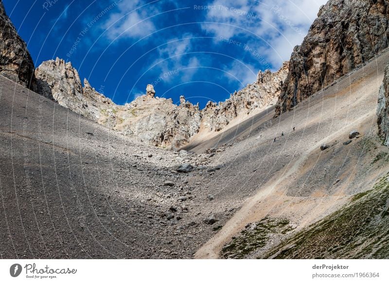 Wolkenschatten in den Dolomiten Zentralperspektive Starke Tiefenschärfe Sonnenstrahlen Sonnenlicht Lichterscheinung Silhouette Kontrast Schatten Tag