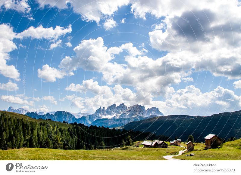 Hütten mit Panorama in den Dolomiten Zentralperspektive Starke Tiefenschärfe Sonnenstrahlen Sonnenlicht Lichterscheinung Silhouette Kontrast Schatten Tag