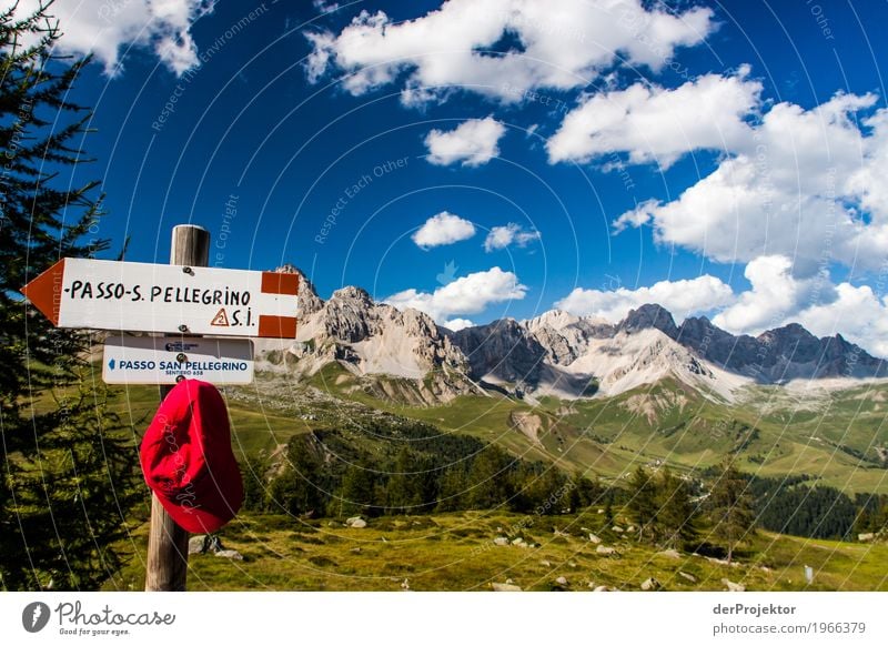 Wanderinformationen mit Panorama in den Dolomiten Zentralperspektive Starke Tiefenschärfe Sonnenstrahlen Sonnenlicht Lichterscheinung Silhouette Kontrast